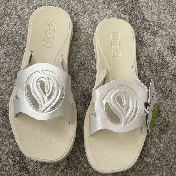 Women's Cream Slide Sandals - Picture 4 of 13